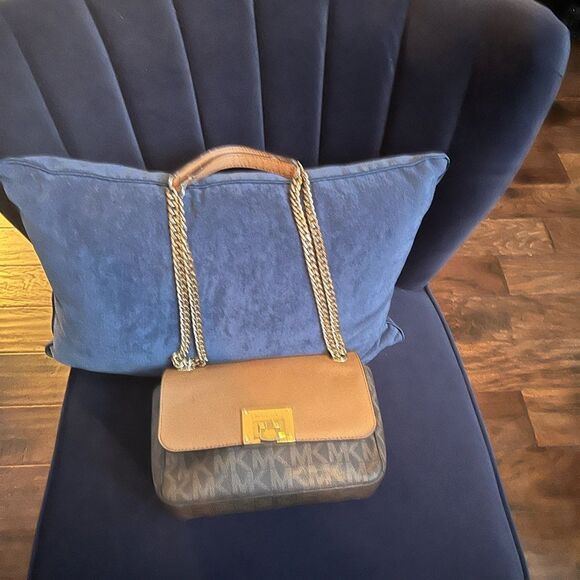 Michael Kors Tina Small Crossbody: An Elegant Style with Distinct Character. - Picture 3 of 14